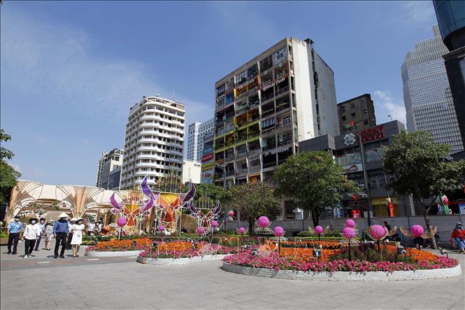 Trong ảnh: Ban tổ chức tham quan, khảo sát Đường hoa Nguyễn Huệ năm 2021. Ảnh: Thanh Vũ – TTXVN