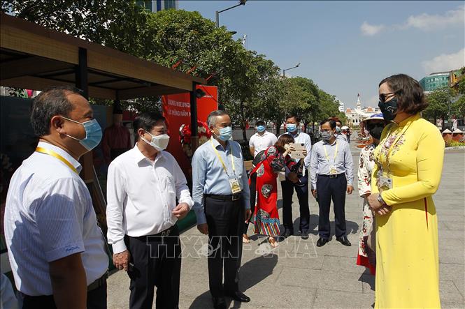 Trong ảnh: Chủ tịch UBND Tp. Hồ Chí Minh Nguyễn Thành Phong với bà Julianne Cowley, Tổng Lãnh sự Australia tại TP. Hồ Chí Minh tại Đường hoa Nguyễn Huệ năm 2021. Ảnh: Thanh Vũ – TTXVN
