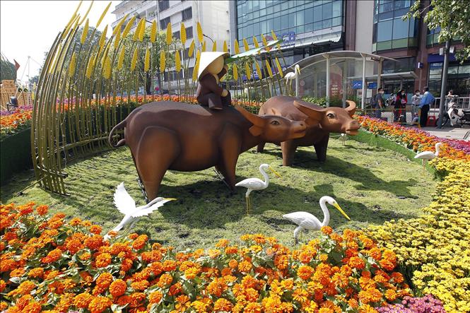Trong ảnh: Đường hoa Nguyễn Huệ năm 2021 quy tụ khoảng 62 chú trâu lớn nhỏ, được bố trí từ đầu đến cuối đường hoa Tết 2021. Ảnh: Thanh Vũ – TTXVN