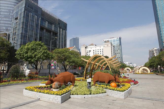 Trong ảnh: Đường hoa Nguyễn Huệ năm 2021 quy tụ khoảng 62 chú trâu lớn nhỏ, được bố trí từ đầu đến cuối đường hoa Tết 2021. Ảnh: Thanh Vũ – TTXVN
