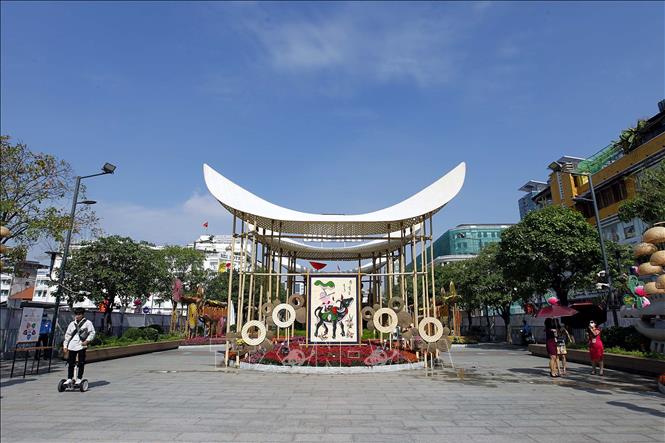 Trong ảnh: Đường hoa Nguyễn Huệ Tết Tân Sửu 2021 gồm hai chương: “Con đường hội tụ bản sắc” và “Con đường hướng tới tương lai”, với 13 phân cảnh lớn, nhỏ khác nhau. Ảnh: Thanh Vũ – TTXVN