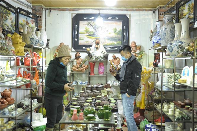 Trong ảnh: Một cửa hàng bán đồ gốm sứ tại chợ Bát Tràng. Ảnh: Mạnh Khánh-TTXVN