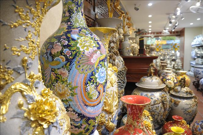 Trong ảnh: Sản phẩm gốm sứ Bát Tràng. Ảnh: Mạnh Khánh-TTXVN