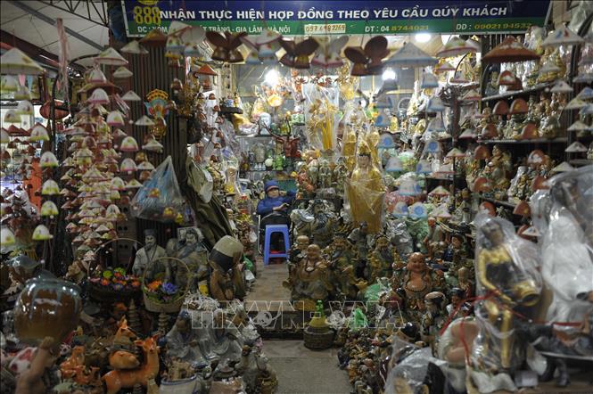 Trong ảnh: Rất nhiều hàng hóa được bày bán tại chợ Gốm Bát Tràng nhưng rất ít người đến mua bán, tham quan. Ảnh Mạnh Khánh/TTXVN