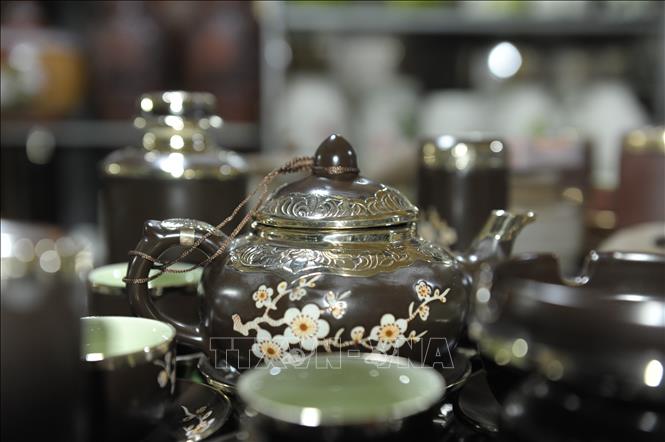 Trong ảnh: Sản phẩm gốm của người Bát Tràng được chế tác tinh xảo, đẹp mắt. Ảnh Mạnh Khánh/TTXVN