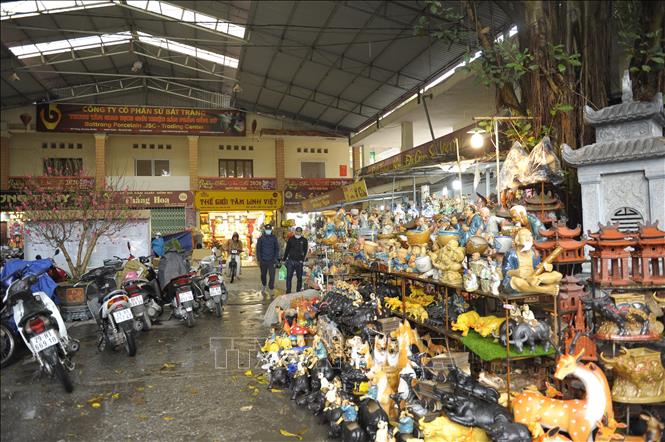 Trong ảnh: Một góc chợ Bát Tràng. Ảnh Mạnh Khánh/TTXVN