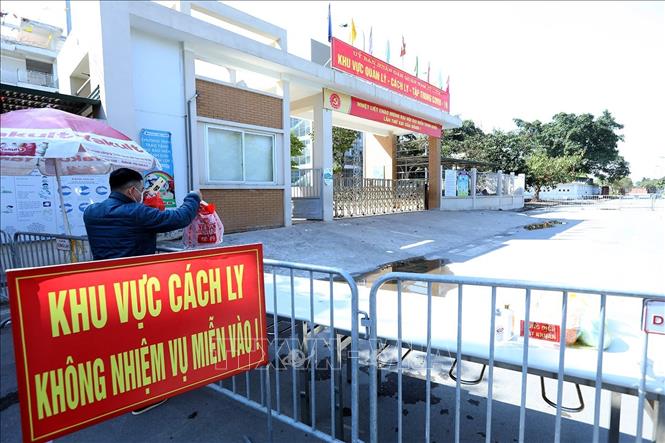 Trong ảnh: Khu cách ly tập trung trường Tiểu học Xuân Phương thực hiện tốt quy chế phòng chống dịch. Ảnh: Phan Tuấn Anh - TTXVN