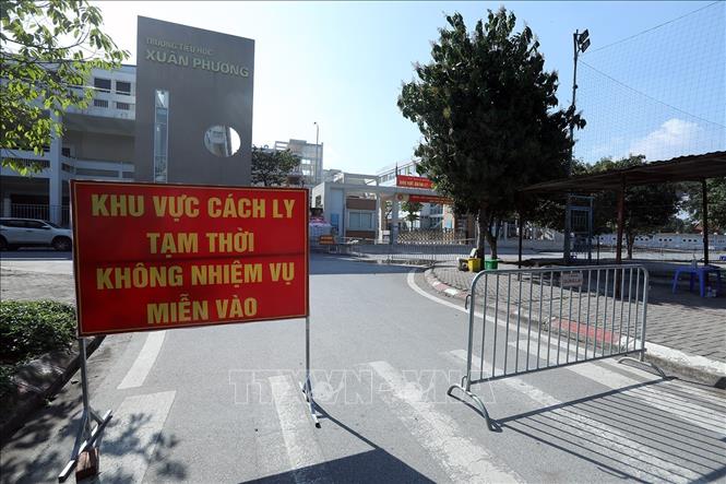 Trong ảnh: Khu cách ly tập trung trường Tiểu học Xuân Phương thực hiện tốt quy chế phòng chống dịch. Ảnh: Phan Tuấn Anh - TTXVN