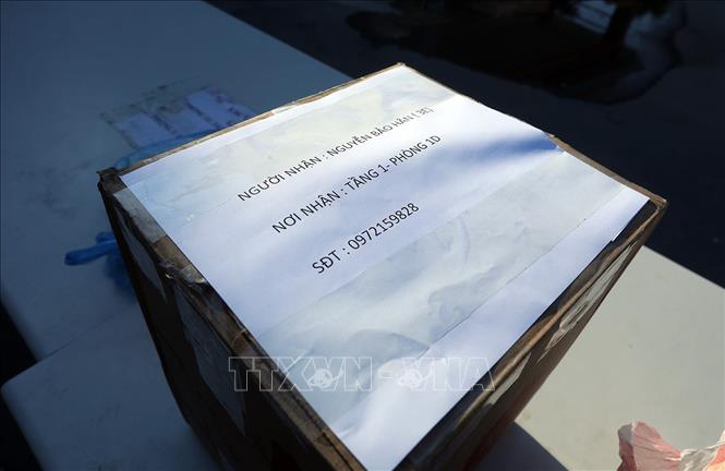Trong ảnh: Nhu yếu phẩm được đóng gói cẩn thận và ghi tên theo quy định. Ảnh: Phan Tuấn Anh - TTXVN