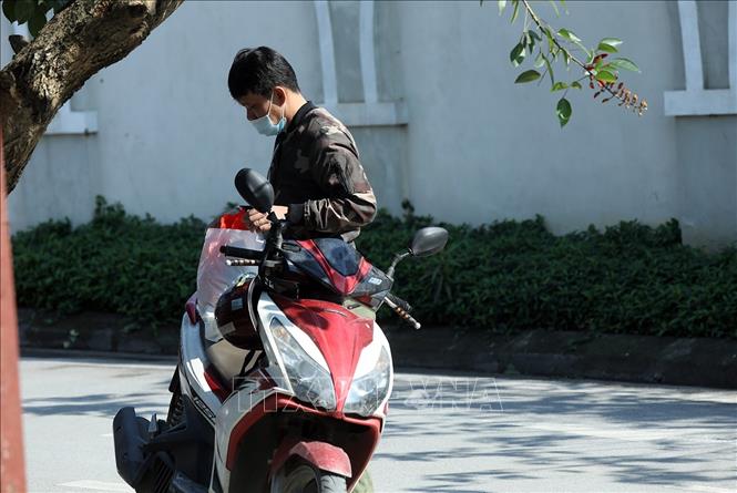 Trong ảnh: Một phụ huynh mang nhu yếu phẩm đến khu cách ly. Ảnh: Phan Tuấn Anh - TTXVN