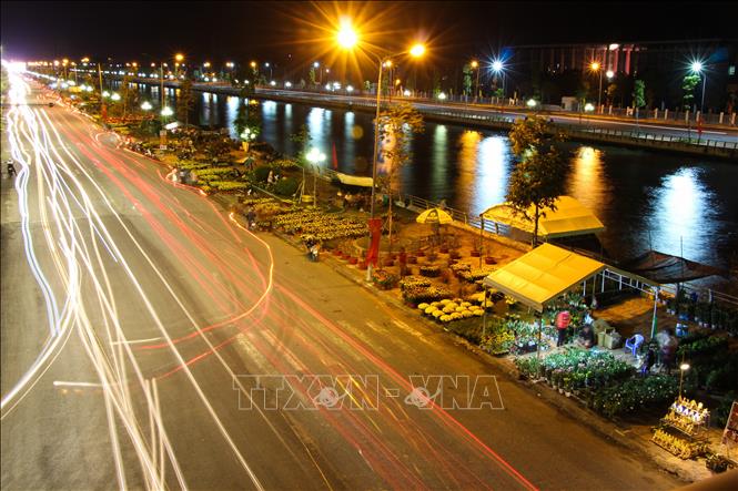 Trong ảnh: Chợ hoa Xà No về đêm. Ảnh: Hồng Thái - TTXVN