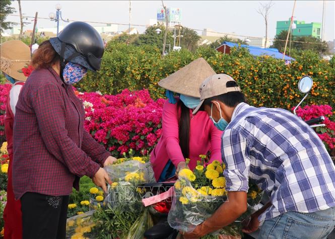 Trong ảnh: Một điểm bán hoa tết tại thành phố Rạch Giá (Kiên Giang). Ảnh: Lê Huy Hải - TTXVN