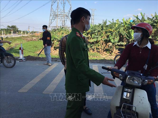 Trong ảnh: Người dân được yêu cầu chuyển hướng, không đi lại tại vùng có dịch. Ảnh: Đinh Tuấn - TTXVN