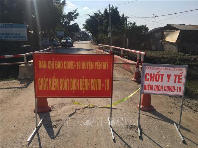 Trong ảnh: Chốt kiếm soát ở xã Yên Phú, huyện Yên Mỹ. Ảnh: Đinh Tuấn - TTXVN