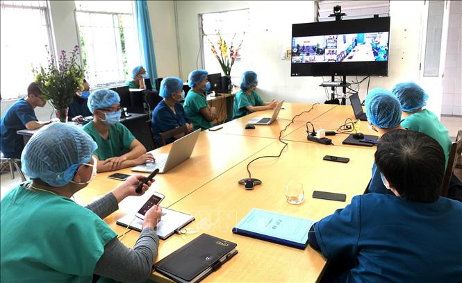 Trong ảnh:Cán bộ, và Bác sỹ giao ban ngày 30 Tết. Ảnh: TTXVN phát