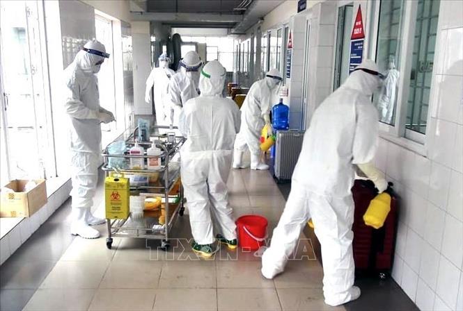 Trong ảnh: Ngày 30 Tết, các nhân viên y tế thực hiện công tác vệ sinh phòng bệnh. Ảnh: TTXVN phát