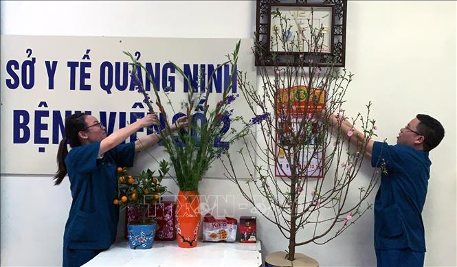 Trong ảnh:Các bác sỹ,  nhân viên y tế chuẩn bị đón Tết tại Bệnh viện. Ảnh: TTXVN phát