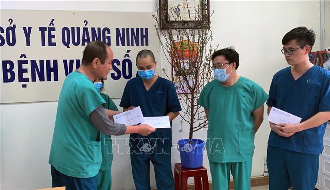 Trong ảnh: Trao tặng quà Tết tại Bệnh viện. Ảnh: TTXVN phát 