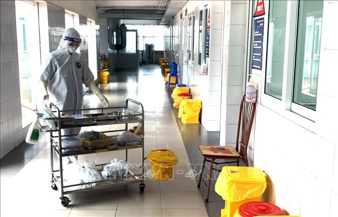 Trong ảnh: Ngày 30 Tết, các bác sỹ,  nhân viên y tế chăm sóc các bệnh nhân mắc COVID-19. Ảnh: TTXVN phát