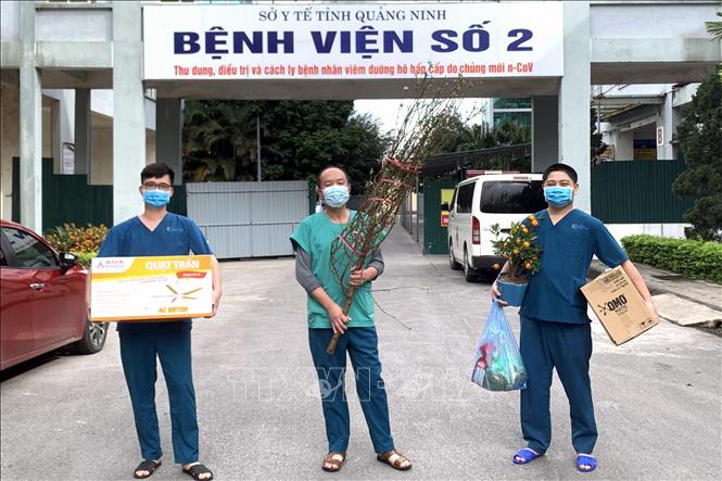 Trong ảnh: Ngày 30 Tết, các bác sỹ,  nhân viên y tế chuẩn bị đón Tết tại Bệnh viện. Ảnh: TTXVN phát