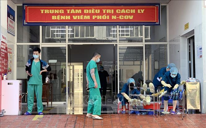 Trong ảnh: Ngày 30 Tết, các nhân viên y tế thực hiện công tác vệ sinh phòng bệnh. Ảnh: TTXVN phát