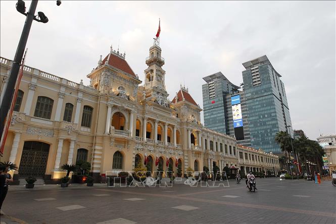 Trong ảnh: Đường Lê Thánh Tôn, Quận 1 vắng bóng người chiều 30 Tết. Ảnh: Thanh Vũ - TTXVN
