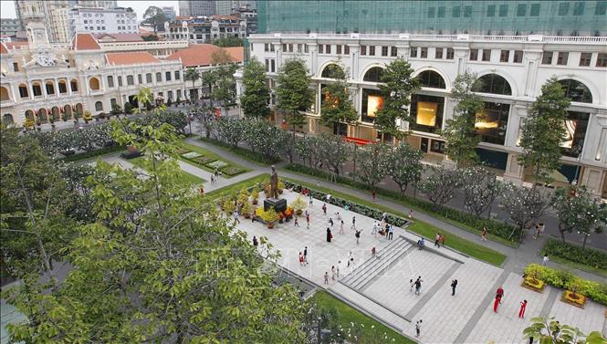 Trong ảnh: Khu vực đường hoa Nguyễn Huệ, Quận 1 cũng thưa thớt người tham quan. Ảnh: Thanh Vũ - TTXVN
