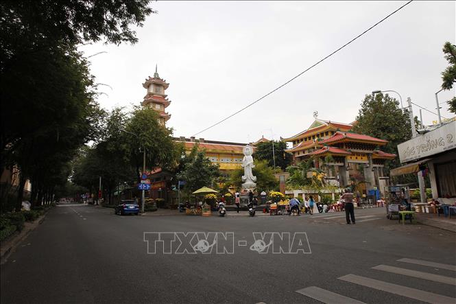 Trong ảnh: Chùa Xá Lợi, Quận 3 vắng bóng người thăm viếng vào chiều 30 Tết. Ảnh: Thanh Vũ - TTXVN