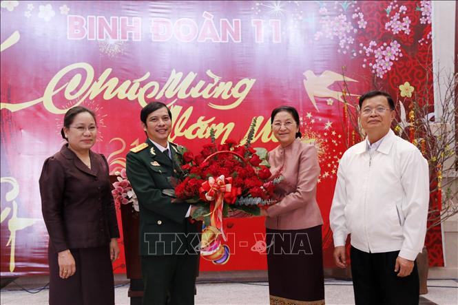 Trong ảnh: Đại tá Nguyễn Chiến, Phó Tư lệnh Binh đoàn 11, thay mặt cán bộ chiến sỹ Binh đoàn nhận lẵng hoa tươi thắm của Chủ tịch Quốc hội Lào Pany Yathotou. Ảnh: Phạm Kiên - Phóng viên TTXVN tại Lào