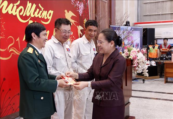 Trong ảnh: Đại diện lãnh đạo Quốc hội Lào đang trao tượng trưng lì xì đầu năm mới cho các cán bộ, chiến sỹ và công nhân Binh đoàn 11 đang thi công công trình Tòa nhà Quốc hội Lào phải đón Tết xa quê hương, xa gia đình. Ảnh: Phạm Kiên - Phóng viên TTXVN tại Lào