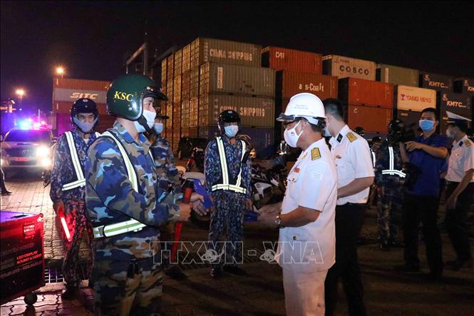 Trong ảnh: Lãnh đạo Tổng công ty Tân Cảng Sài Gòn thăm, tặng lì xì cho các lực lượng lao động trên cảng. Ảnh: Xuân Khu-TTXVN