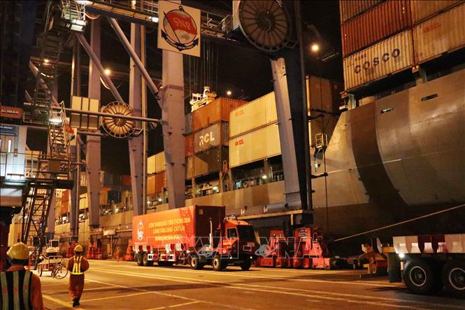 Trong ảnh: Cảng Tân Cảng-Cát Lái trong đêm Giao thừa. Ảnh: Xuân Khu-TTXVN.