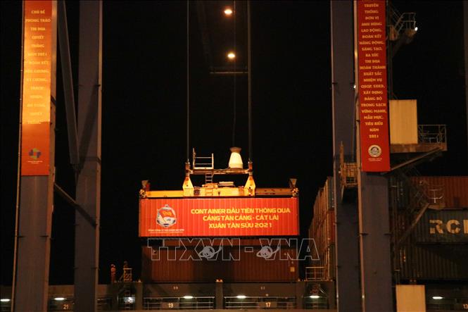 Trong ảnh: Container đầu tiên thông qua cảng Tân Cảng-Cát Lái ngày 30 Tết Tân Sửu 2021. Ảnh: Xuân Khu-TTXVN