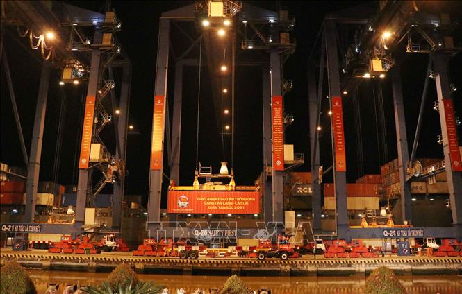 Trong ảnh: Container đầu tiên thông qua cảng Tân Cảng-Cát Lái ngày 30 Tết Tân Sửu 2021. Ảnh: Xuân Khu-TTXVN