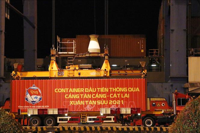 Trong ảnh: Container đầu tiên thông qua cảng Tân Cảng-Cát Lái ngày 30 Tết Tân Sửu 2021. Ảnh: Xuân Khu-TTXVN