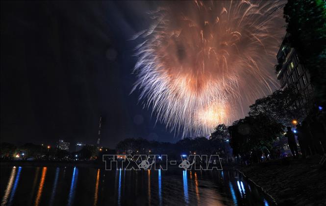 Trong ảnh: Màn bắn pháo hoa lung linh sắc màu chào đón năm mới Tân Sửu 2021. Ảnh:  Thành Đạt - TTXVN