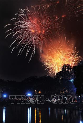 Trong ảnh: Màn bắn pháo hoa lung linh sắc màu chào đón năm mới Tân Sửu 2021. Ảnh:  Thành Đạt - TTXVN