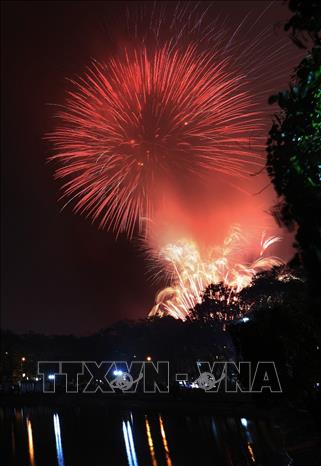 Trong ảnh: Màn bắn pháo hoa lung linh sắc màu chào đón năm mới Tân Sửu 2021. Ảnh:  Thành Đạt - TTXVN