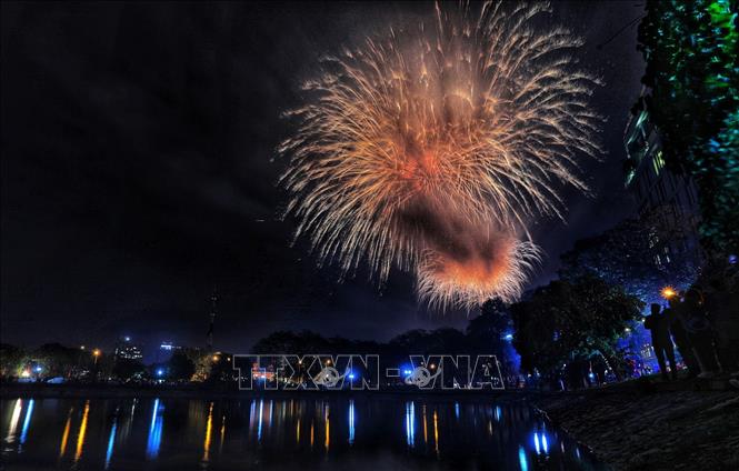 Trong ảnh: Màn bắn pháo hoa lung linh sắc màu chào đón năm mới Tân Sửu 2021. Ảnh:  Thành Đạt - TTXVN