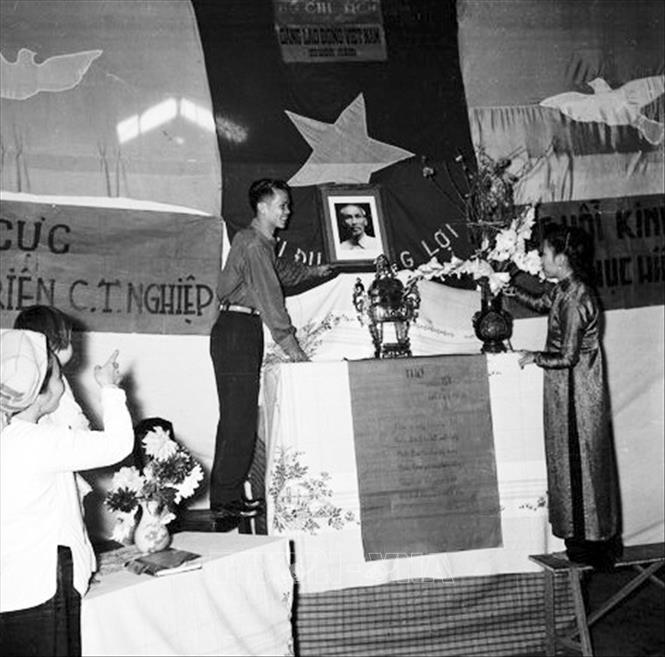 Trong ảnh: Trang hoàng bàn thờ Tổ quốc cho thật đẹp và trang nghiêm để đón Tết. Ảnh: TTXVN