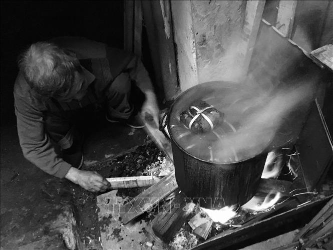 Trong ảnh: Cho dù Tết có như thế nào đi nữa thì việc thức đêm canh nồi bánh chưng trong tiết trời se lạnh vẫn luôn là điều vô cùng tuyệt vời, đong đầy cảm xúc với mỗi người khi Tết đến Xuân về. Ảnh: TTXVN