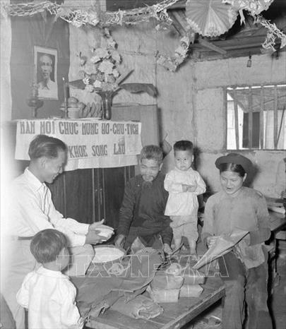 Trong ảnh: Một gia đình tại khu Phúc Xá gói bánh chưng Tết. Ảnh: TTXVN