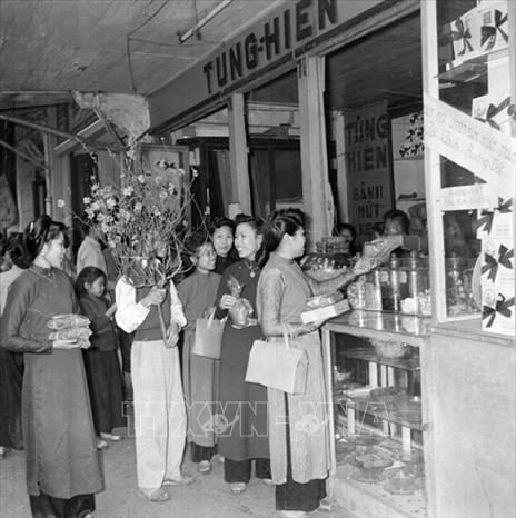 Trong ảnh: Các cửa hàng đông đúc người dân đi mua sắm hàng Tết. Ảnh: TTXVN