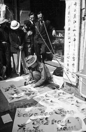 Trong ảnh: Viết câu đối, thơ và khẩu hiệu trong Tết Nguyên đán trở thành nét văn hoá truyền thống của người Hà Nội. Ảnh: TTXVN