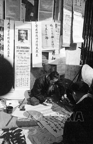 Trong ảnh: Viết câu đối, thơ và khẩu hiệu trong dịp Tết Nguyên đán là một nét văn hoá của người Hà Nội. Ảnh: TTXVN