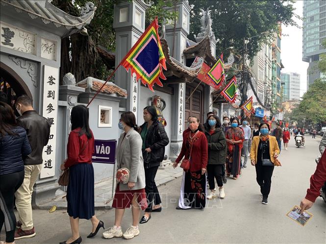 Trong ảnh: Người dân đi lễ tại Chùa Hà, quận Cầu Giấy, Hà Nội. Ảnh: Nguyễn Cúc - TTXVN