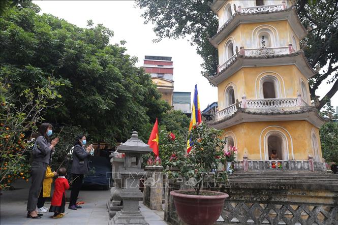 Trong ảnh: Người dân đi lễ Phật đầu năm ở chùa Liên Phái, quận Hai Bà Trưng. Ảnh: Hoàng Hiếu - TTXVN
