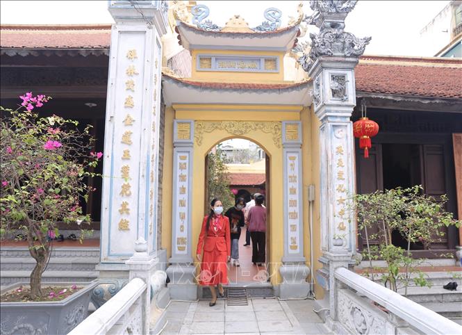 Trong ảnh: Người dân đi lễ Phật, vãn cảnh chùa trong ngày đầu Xuân. Ảnh: Hoàng Hiếu - TTXVN