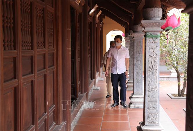 Trong ảnh: Người dân đi lễ Phật, vãn cảnh chùa trong ngày đầu Xuân. Ảnh: Hoàng Hiếu - TTXVN