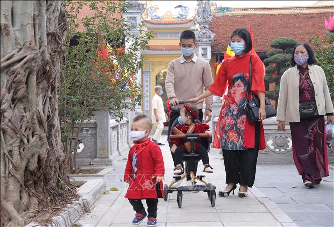 Trong ảnh: Người dân đi lễ Phật, vãn cảnh chùa trong ngày đầu Xuân. Ảnh: Hoàng Hiếu - TTXVN